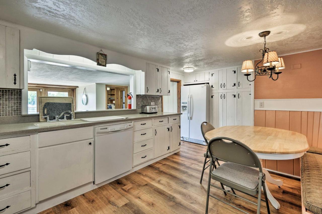 Family Cottage On Chaumont Bay, Walk To Downtown Exterior photo